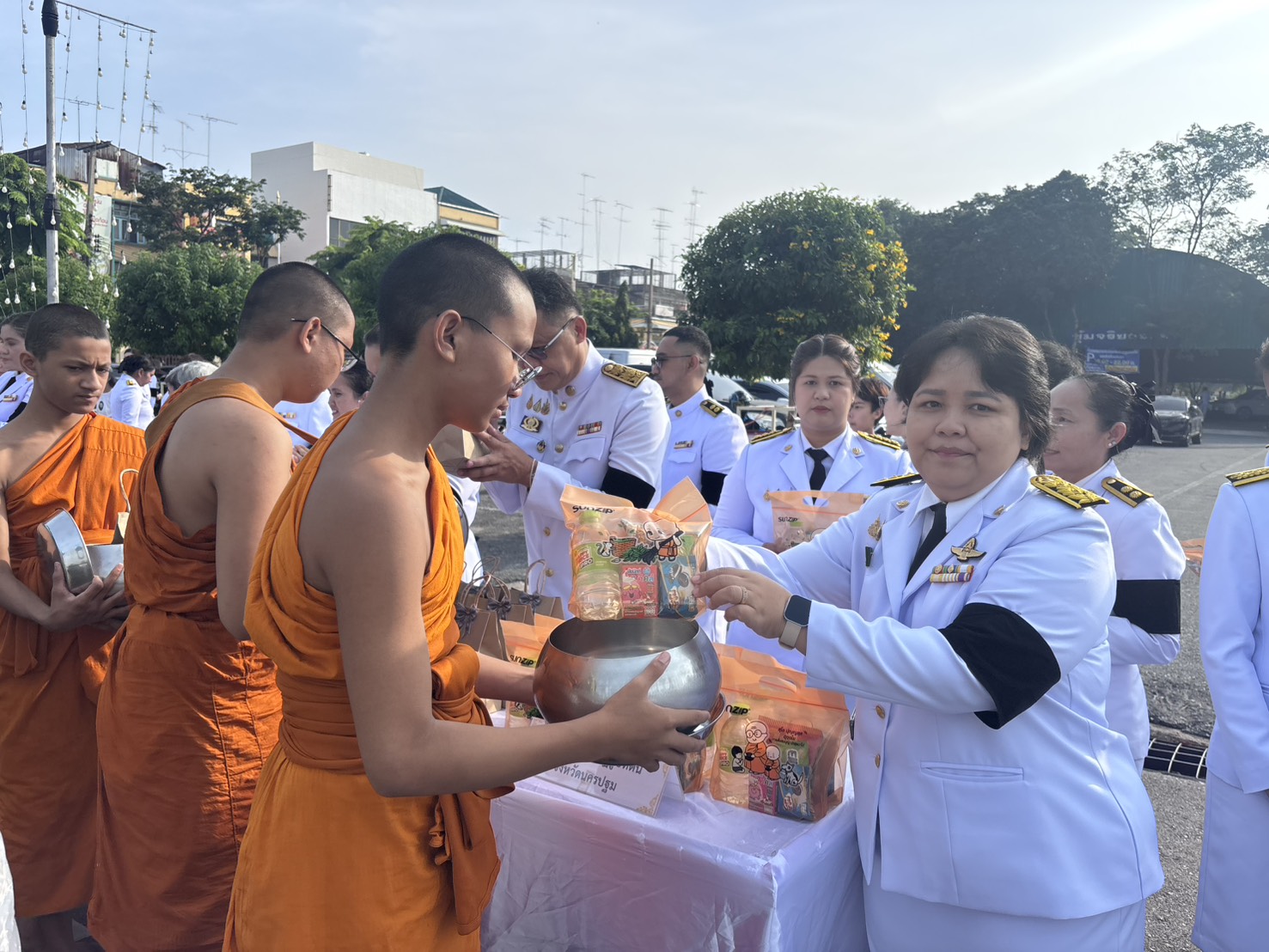title - พิธีสวดพระพุทธมนต์ พิธีทำบุญตักบาตร และพิธีวางพวงมาลา เนื่องในวันนวมินทรมหาราช ประจำปี 2569